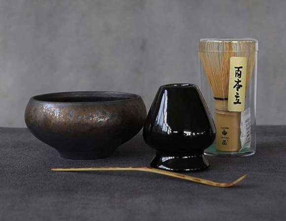 Ceai matcha japonez si accesorii pentru prepararea lui